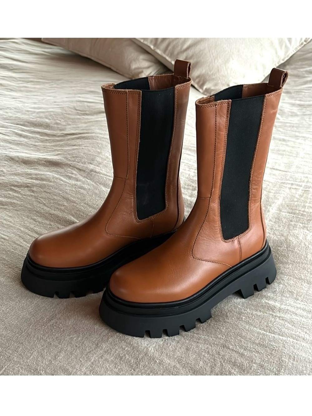NWT Alohas All Rounder Chelsea Boots